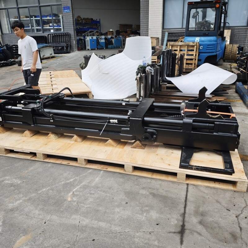 日化仓储电动叉车，与打包台配合作业