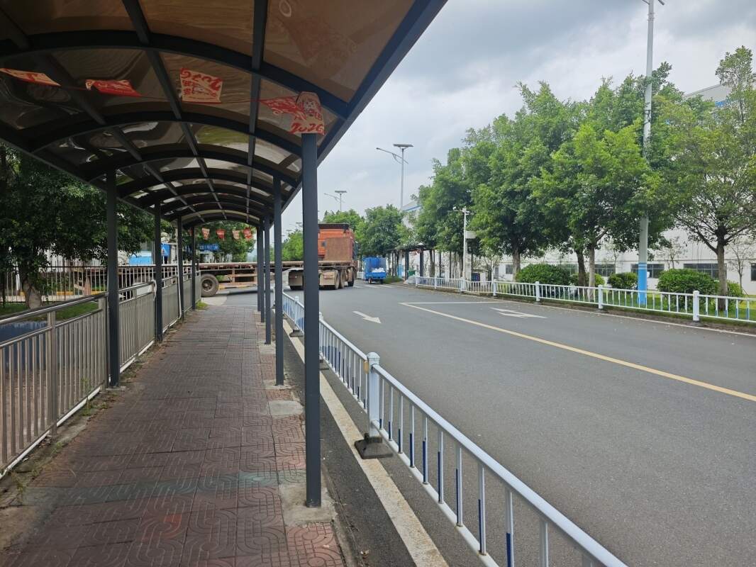 密闭空间电动叉车，小型设备适用场景